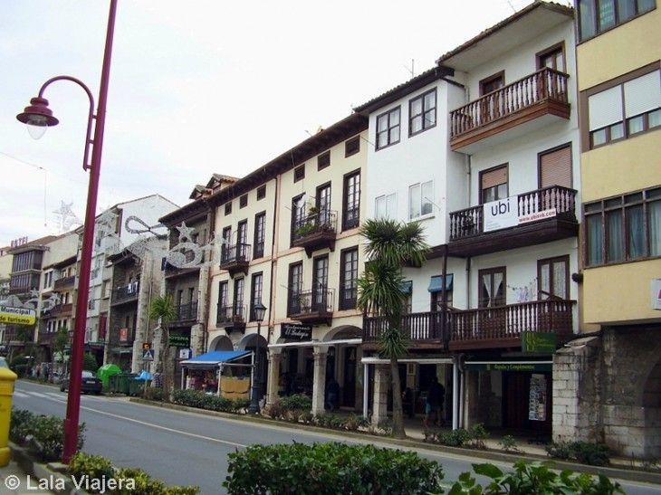 Soportales en la Plaza de San Vicente de la Barquera, Cantabria