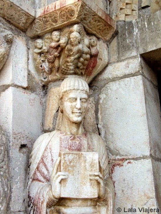 Estatuas en la portada de la basílica Saint-Just de Valcabrère