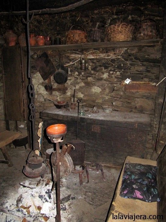 Interior de la palloza museo de Pereda de Ancares