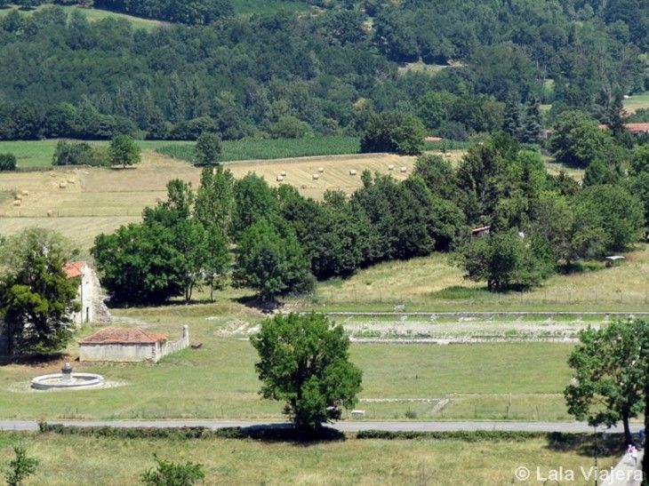 Ruinas arqueológicas de antigua ciudad romana Lugdunum Convenarum en Saint Bertrand de Comminges