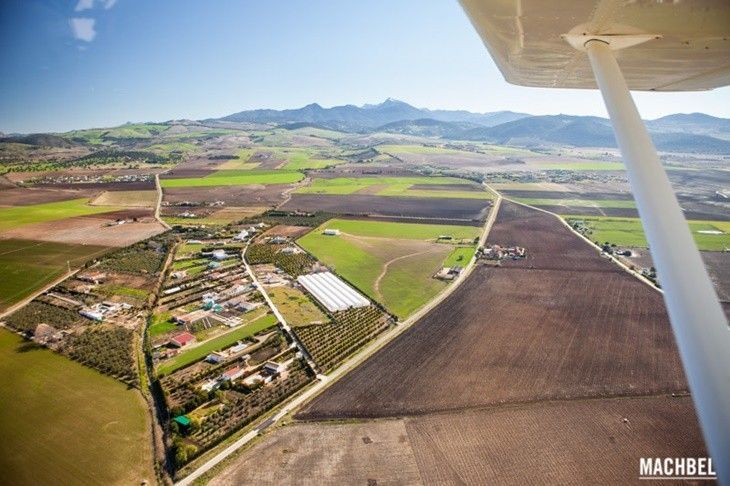 Sobrevolando la Sierra de Cádiz en avioneta. (Foto de machbel.com)