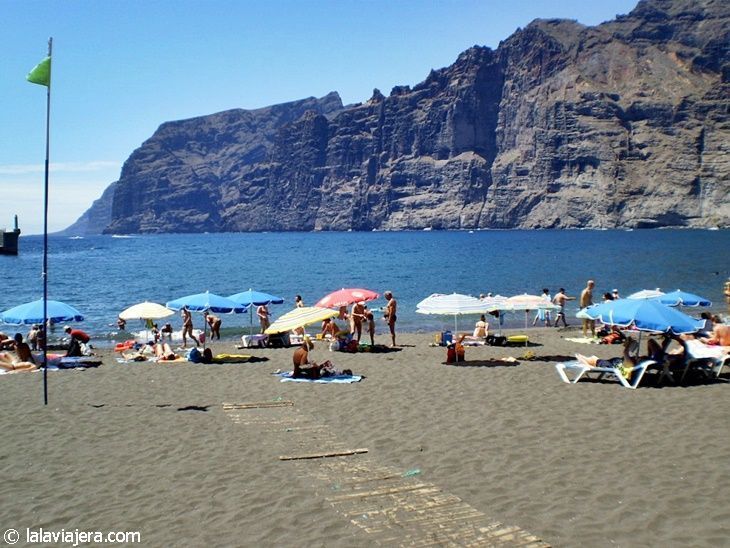 Playa de Los Guíos o Argel, junto a los Acantilados de Los Gigantes (Tenerife)