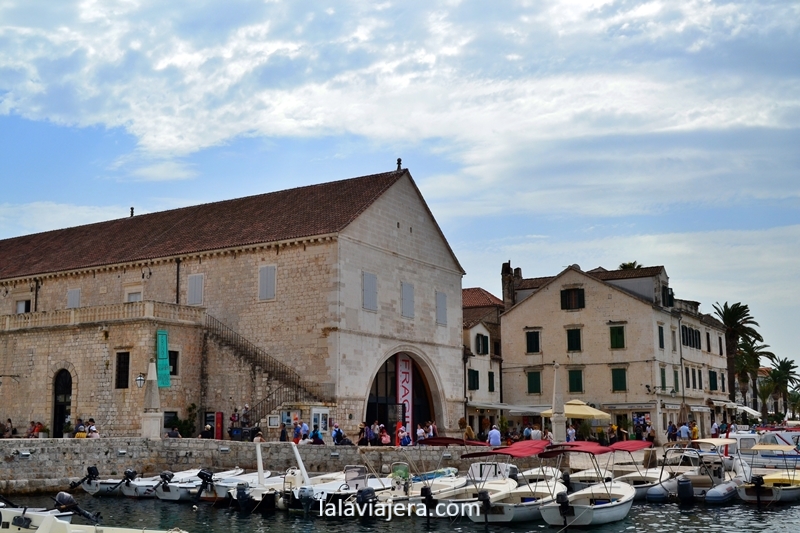 Arsenal y Riva (paseo marítimo), Hvar