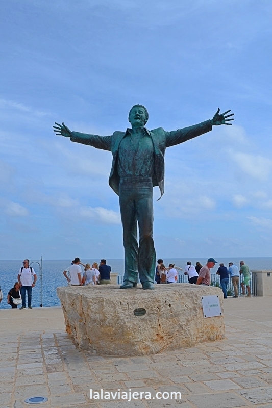 Estatua de Domenico Modugno, Polignano a Mare