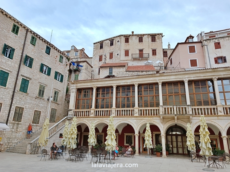 Edificios venecianos en la Plaza de la República Croata (Sibenik)