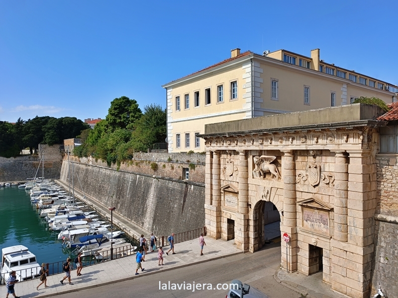 Puerta Terraferma y murallas de Zadar