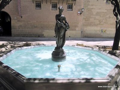 Fuente La Moreneta, Plaza Catedral Huesca